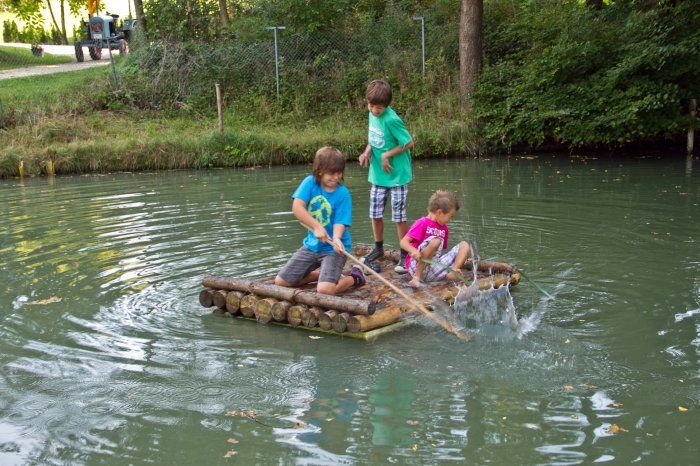 Kinder beim Floßfahren