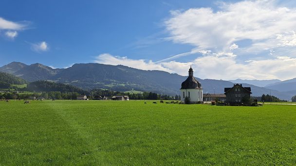 Die Kapelle St. Anna vor der Aussichtsreichen Kulisse des Naturparks Nagelfluhkette