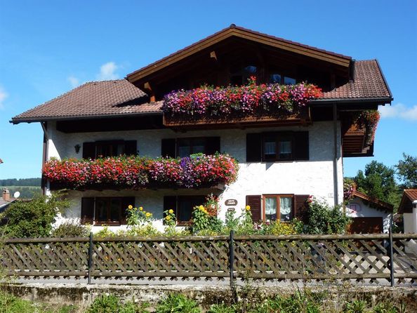 Unser Haus mit Sommerblumen