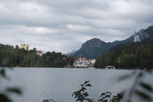 Blick auf Hohenschwangau vom Alpsee-Rundweg