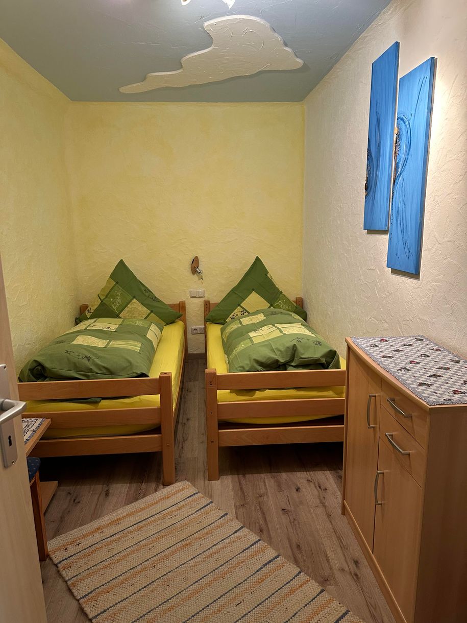 Kl. Schlafzimmer mit zwei Betten