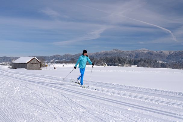 Gschwendloipe. Im Hintergrund der Höhenzug Adelegg