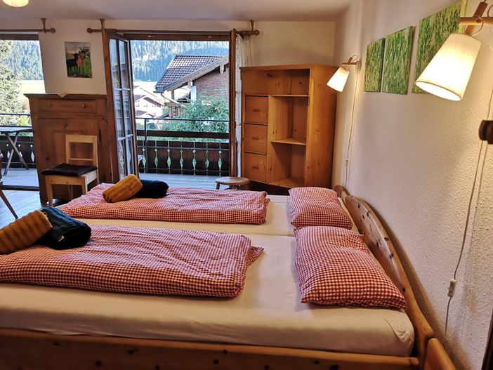 Schlafzimmer mit Fenstertüren zum Südbalkon