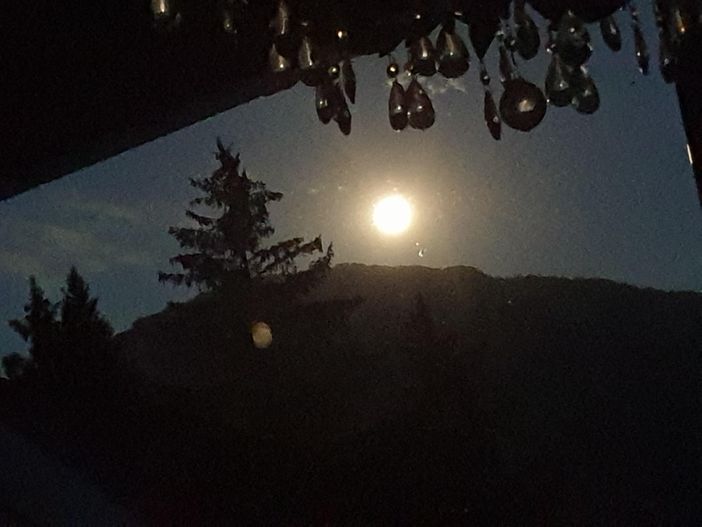 Blick vom Sofa auf den Breitenberg bei Vollmond