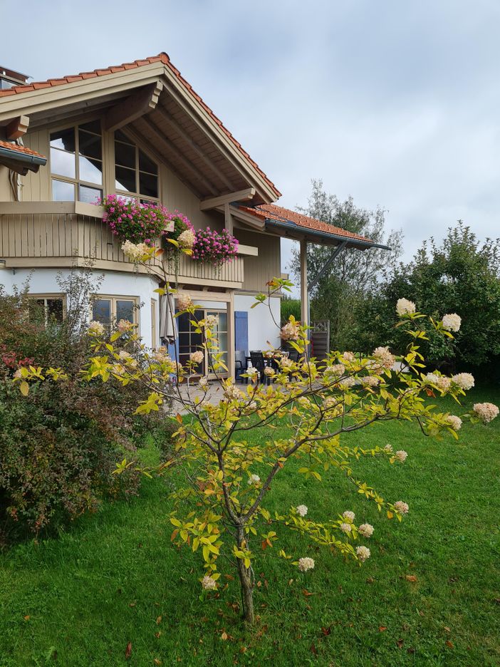 Außenansicht Wohnung mit Garten