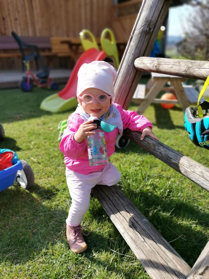 Spielen auf dem hofeigenen Spielplatz