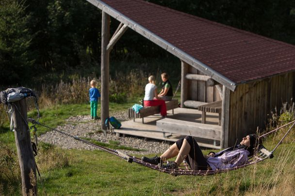 Rastplatz mit Schutzhütte und Hängematte an der ehemaligen Schletteralpe