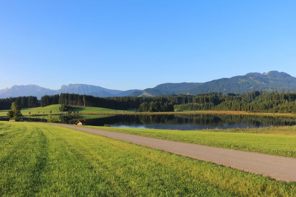 Der Attlesee mit Bergpanorama