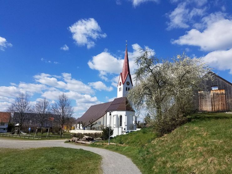 Kirche und Spielplatz in Deuchelried