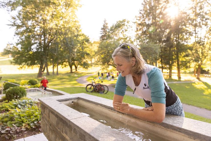 Kneipptretanlage: Armbadebecken im Kurpark