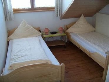 schlafzimmer2xbettenzian