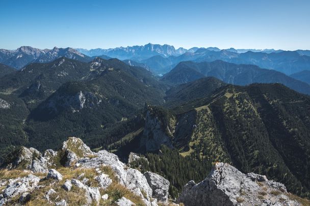 Ausblick vom Säuling Richtung Ammergauer Alpen und Plansee