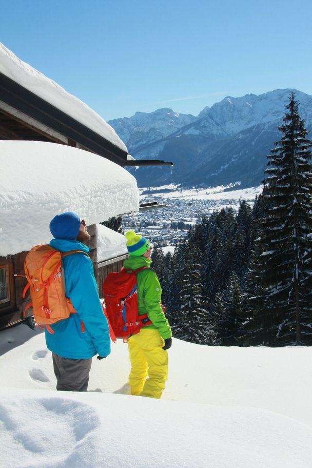 Blick auf das winterliche Pfronten von der Hündeleskopfhütte