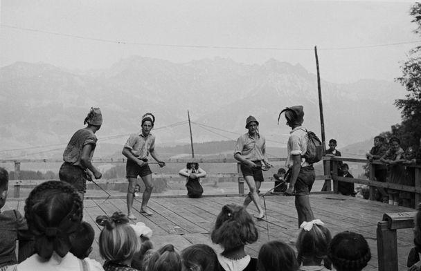 Aufführung der Plattler bei einem Waldfest