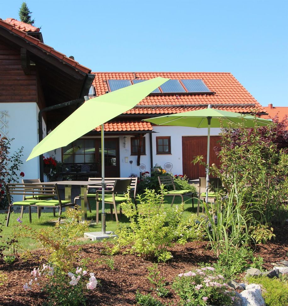 Sitzmöglichkeiten im Garten des Haus Sonnenwinkel