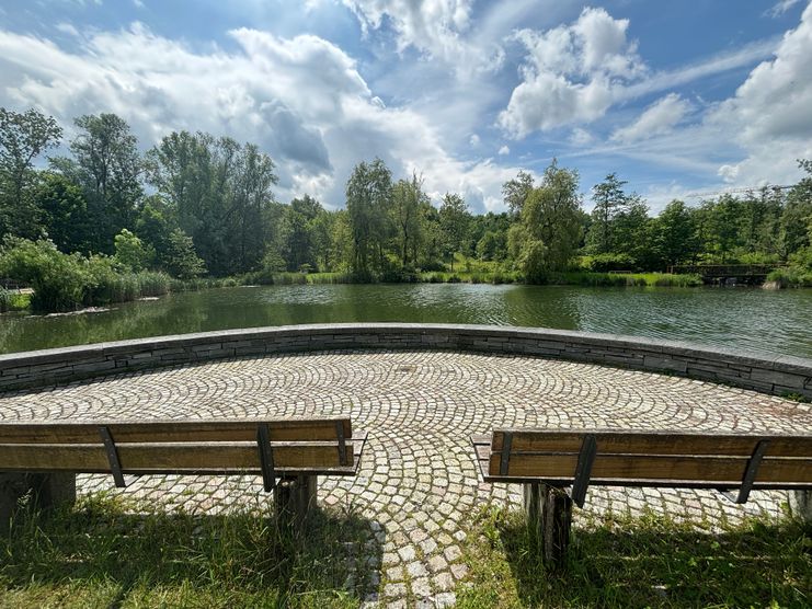 Sitzgelegenheit am Weiher im Engelhaldepark