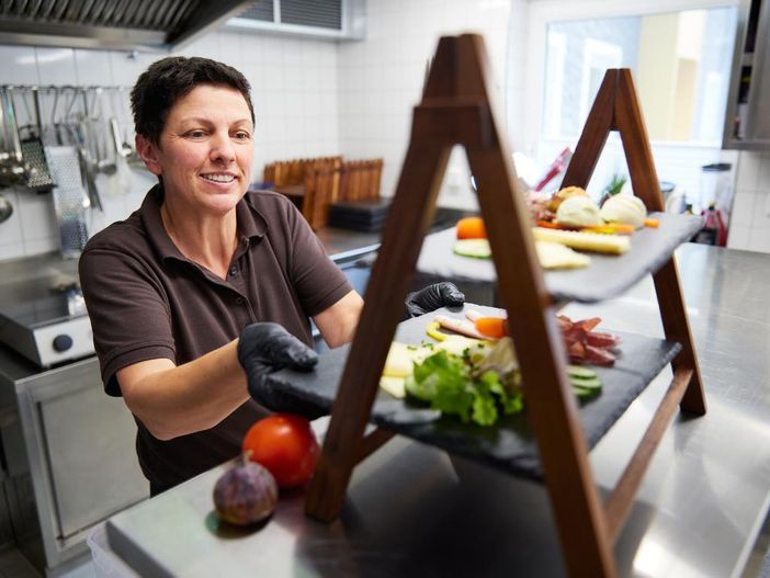 KUKU-Berghotel-Fruehstueck-Zubereitung-web