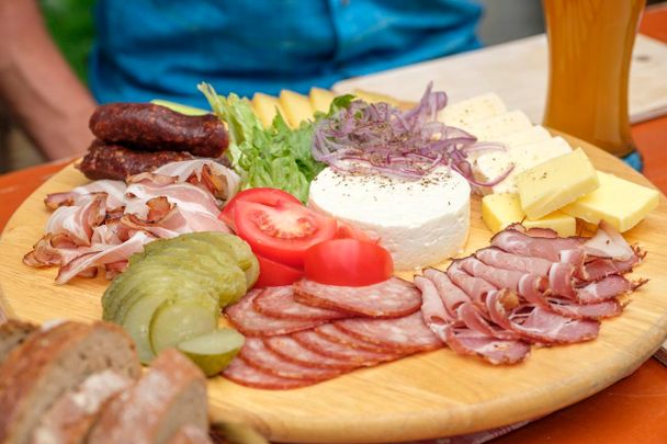 Deftige Brotzeit auf der Alpe Scheuen in Baldersch