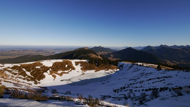 Blick auf den gefrorenen Hörnlesee