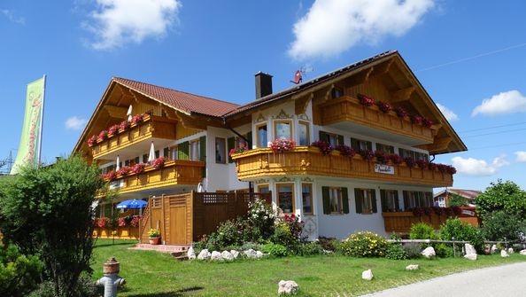 Sommer Aussenansicht Gästehaus Annabell in Nesselw