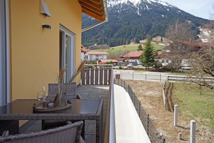 Bergwiesglueck Balkon mit Bergblick