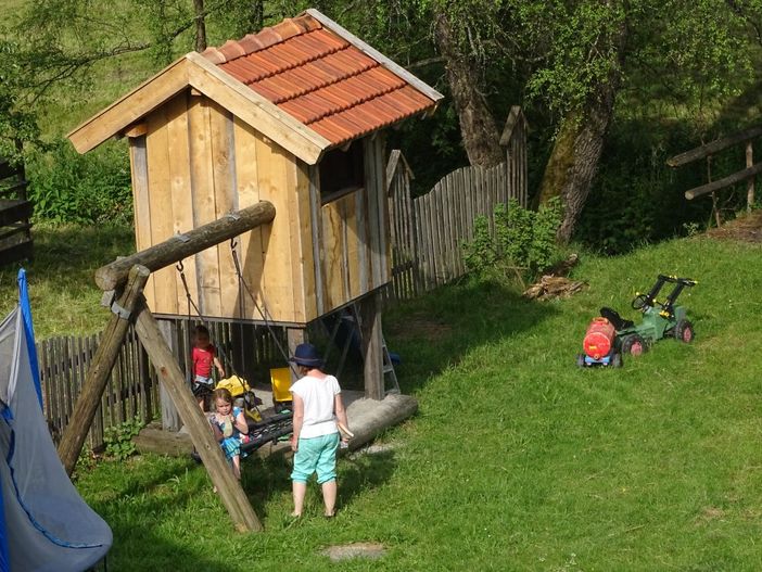 Schaukel mit Sandkasten und Rutsche