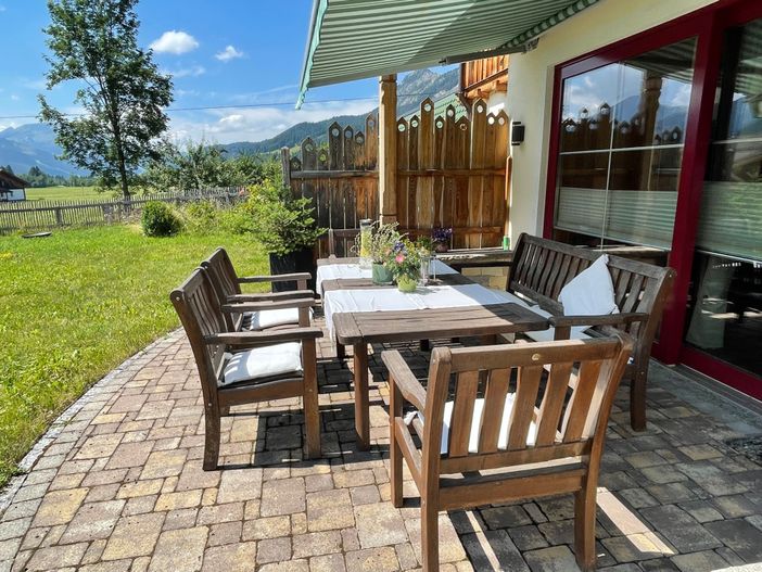 Landhaus Lignum - Terrasse mit Markiese (Südseite) und Garten-Holzmöbeln