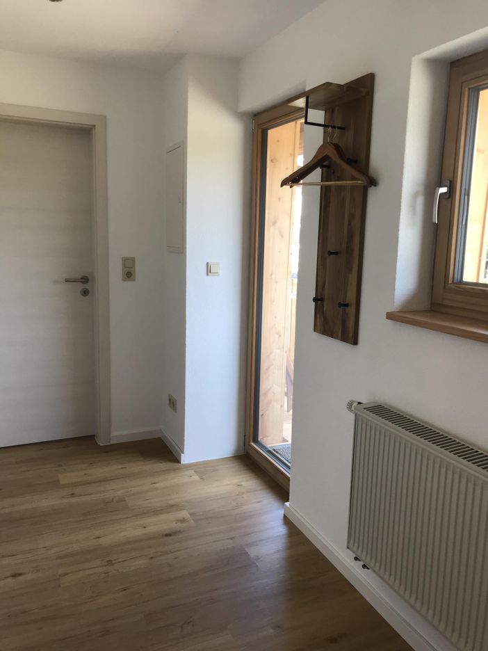 Diele mit  Garderobe und Balkontüre zum Lech