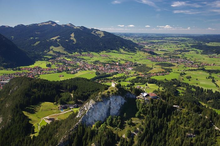 Blick auf das Pfrontener Tal und den Falkenstein