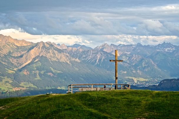 Ofterschwanger Horn Gipfelkreuz mit Blick auf den Allgäuer Hauptkamm