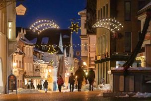 Stimmungsvolle Beleuchtung und abendliches Einkaufserlebnis zur Adventszeit in der Isnyer Altstadt.