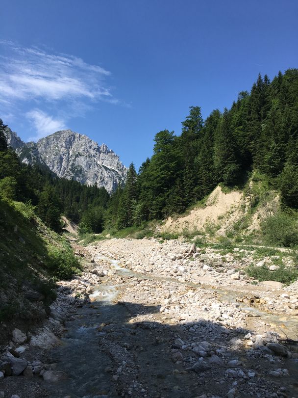 Blick über den Sababach auf die Berggipfel