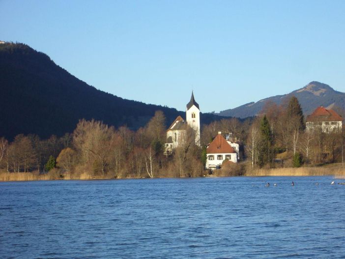 Blick nach Westen mit der  Kirche