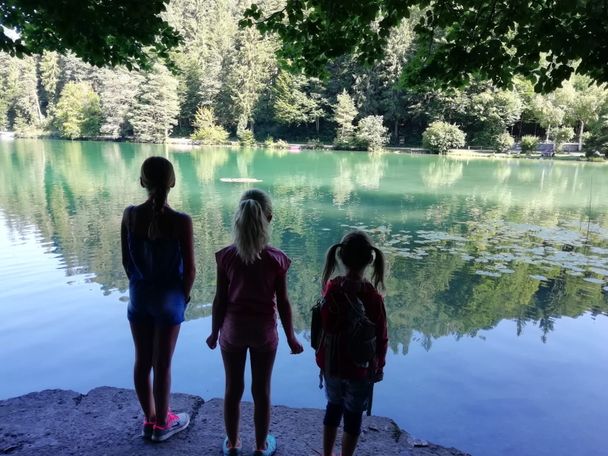 Kinder auf dem Rundweg am Alatsee