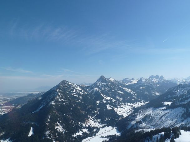 Ausblick vom Gipfel des Schönkahler auf Pfrontener Breitenberg und Aggenstein im Winter