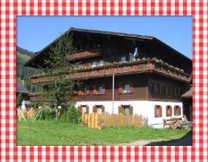 Urlaub auf dem Bauernhof. Im Haupthaus befindet sich ein Stall mit Kühen, Kälbchen und Pferden. Es gibt jeden Tag viel zu tun.