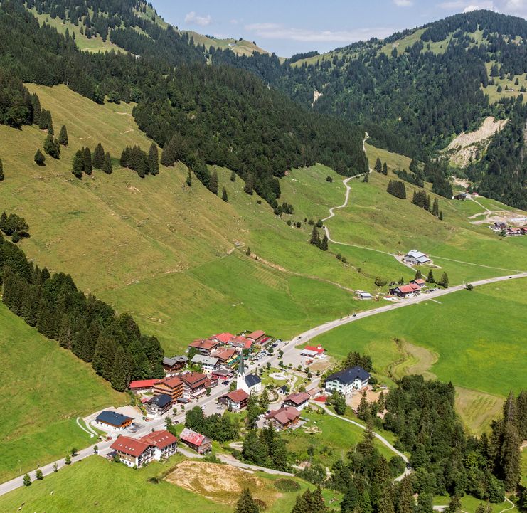 Wir laufen hoch zur Socher-Alpe - hier Balderschwang aus der Luft