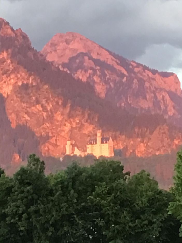 Schloss Neuschwanstein mit Alpenglühn