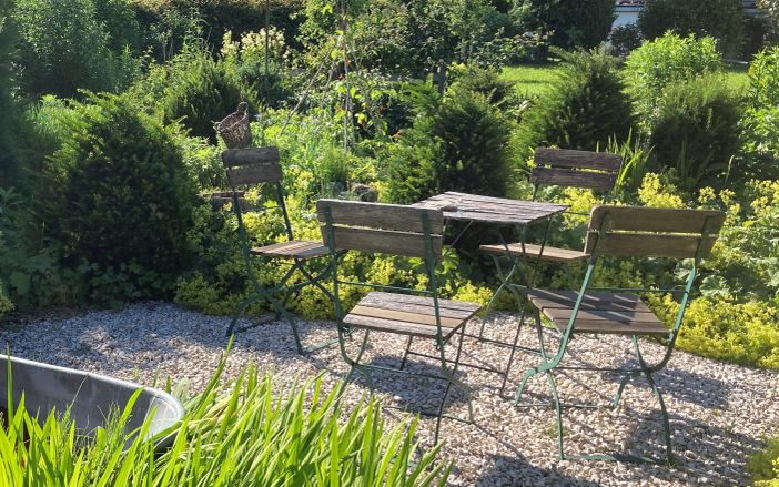 Sitzplatz im Gemüsegarten