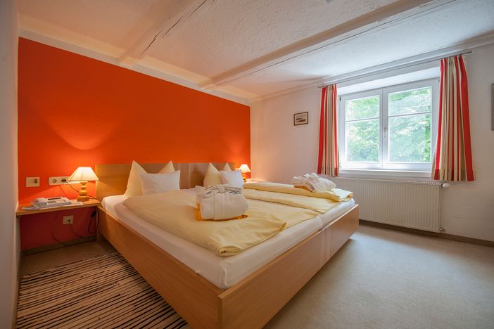 Doppelbett Zimmer bayerische Alpen