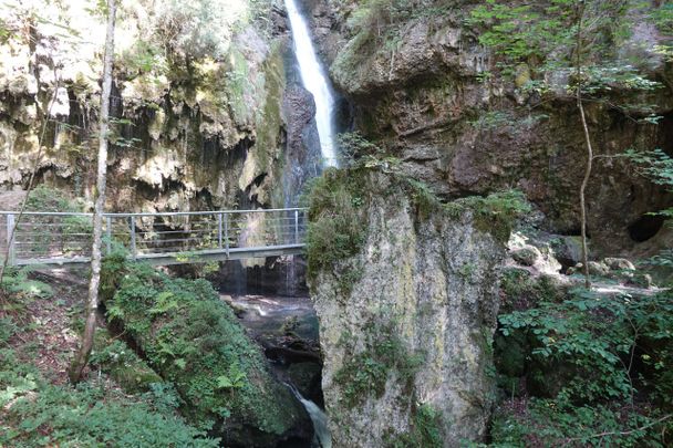 Hinanger Wasserfall mit Steg