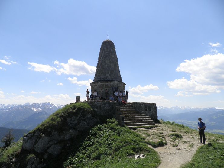 Am Jägerdenkmal auf dem Grünten, dem Wächter des Allgäus