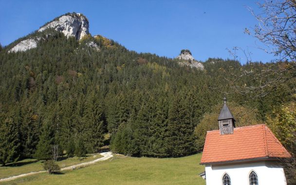 Burgruine Falkenstein und Picknickplatz bei der Kapelle