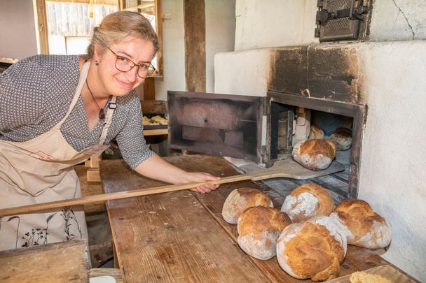 SchwäbischesFreilichtmuseumIllerbeuren_Brotbacken_im_historischen_Backhaus-Dig-19372