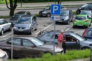 Der gebührenpflichtige Parkplatz befindet sich direkt an der Festhalle Hinterstein