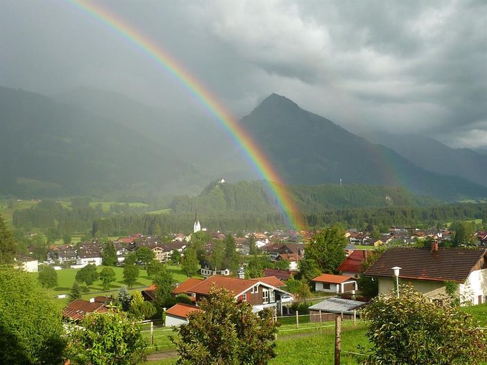 Regenbogen über Fischen und dem Rubihorn