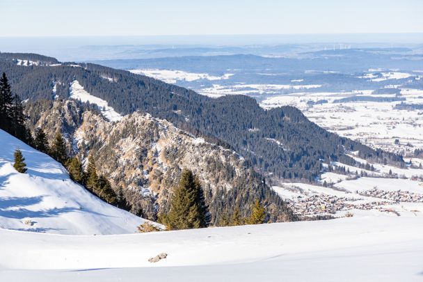 Blick auf das Pfrontener Tal, den Kienberg und Edelsberg