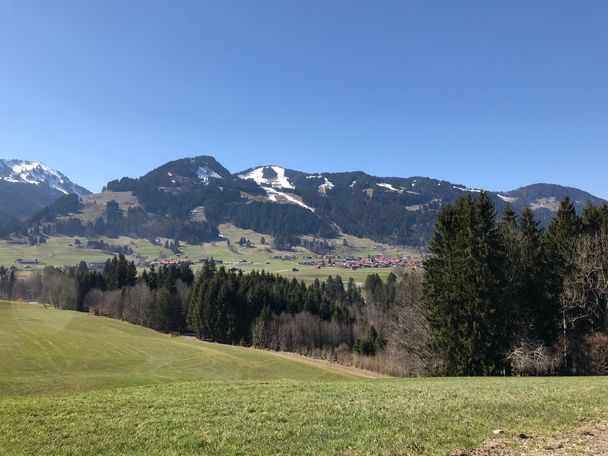 Aussicht auf Bolsterlang und die Hörnerkette