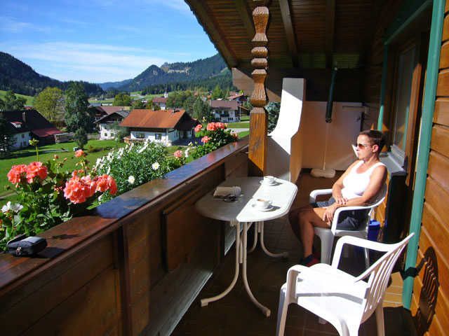 Bei Ferienwohnung 2 und 3 lädt ein Balkon mit wundervollem Blick zum entspannen und genießen ein.