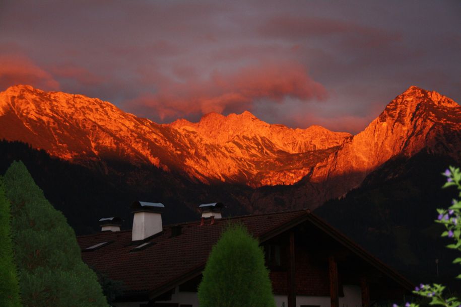 Sonnenuntergang mit Alpenglühen